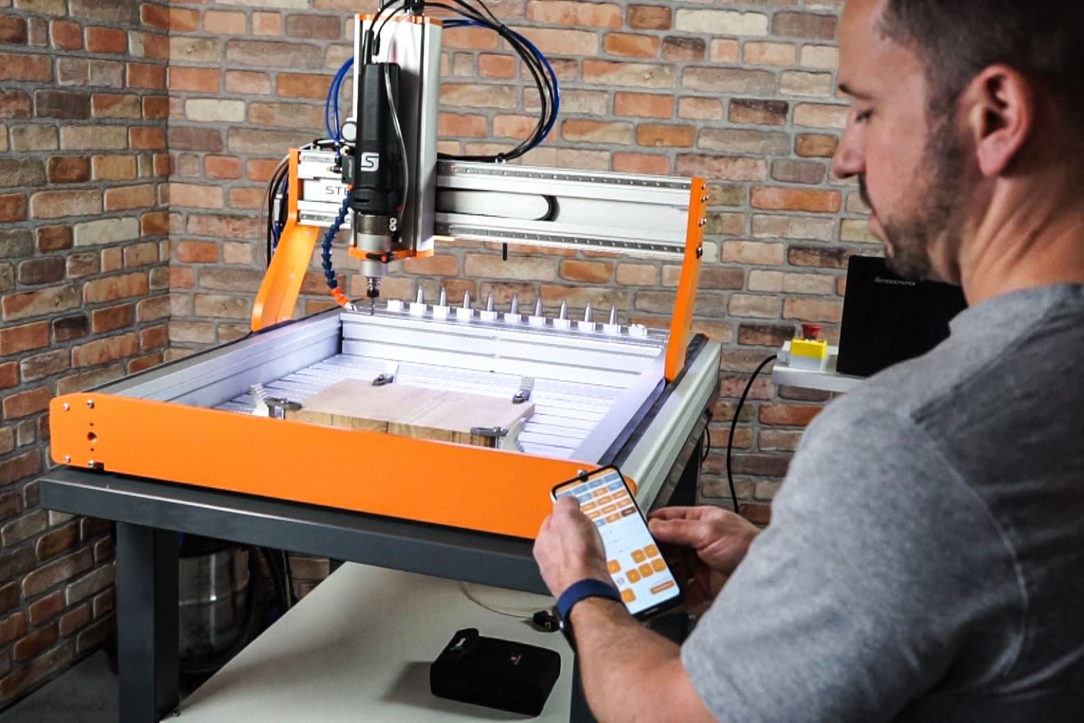 CNC-Einrichtung mit Remote App Stepcraft